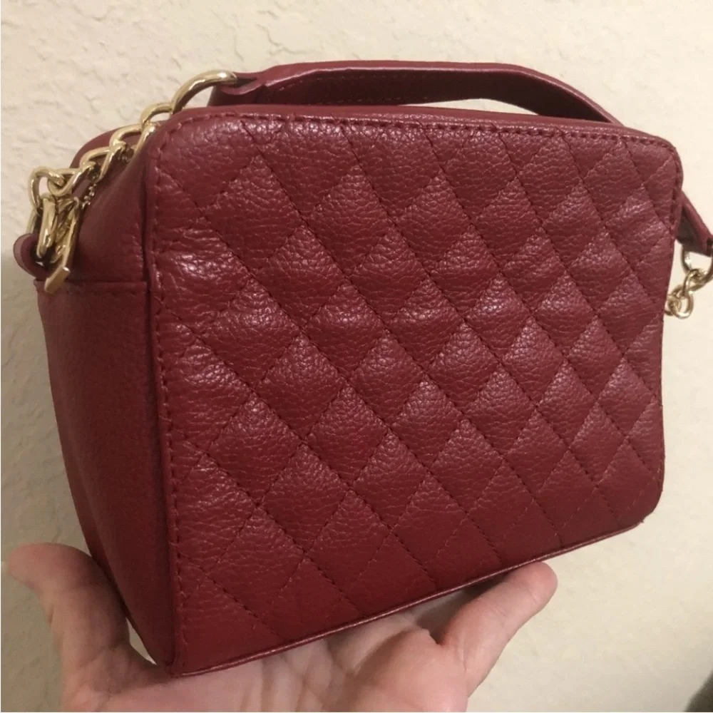 FP Barneys New York Sm Red Faux Leather Quilted Purse w/goldtone chain handle. - Picture 5 of 5